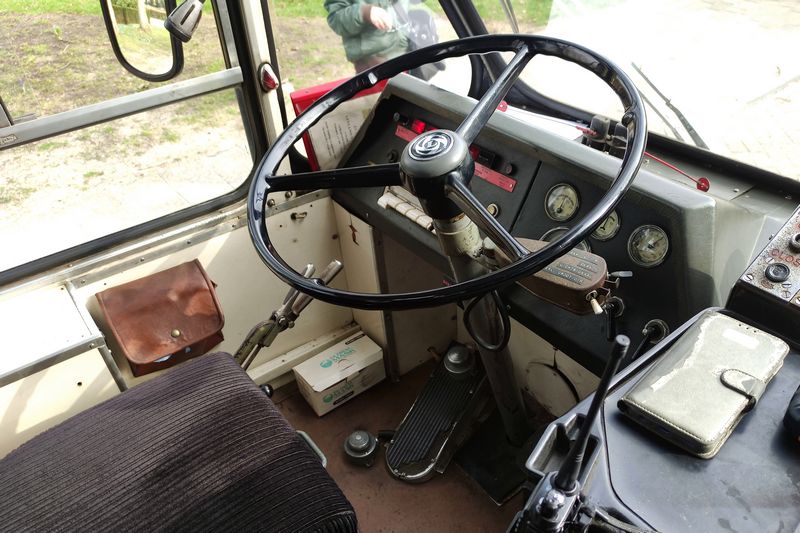 Rondrit met museumbussen door Arnhem